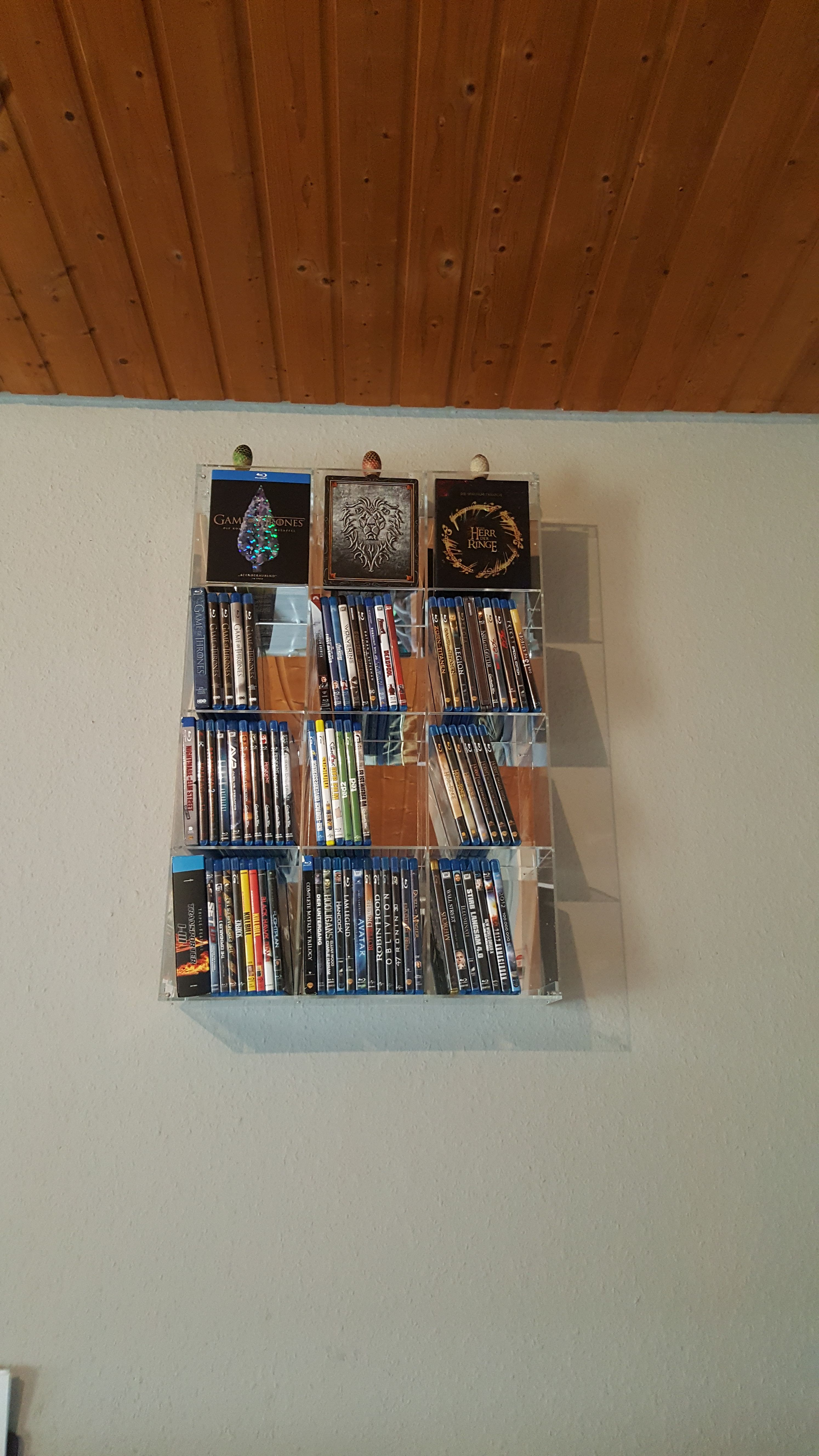 Kundenfoto: Blu-ray-Sammlung mit Game of Thrones und Herr der Ringe in einem sora-Modulregal mit verspiegelter Rückwand