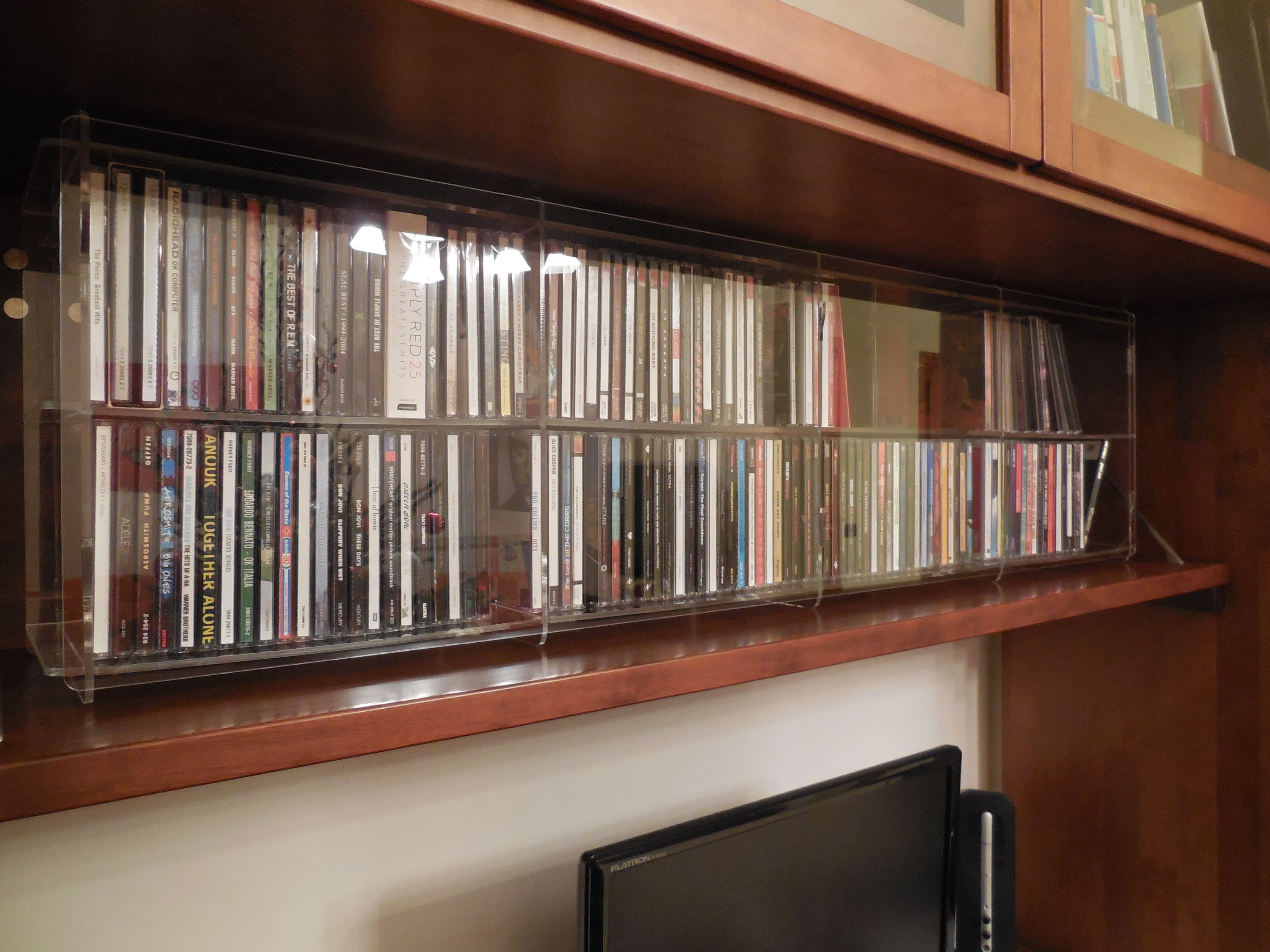 Kundenfoto: schmales transparentes CD-Hochregal über einem Sideboard