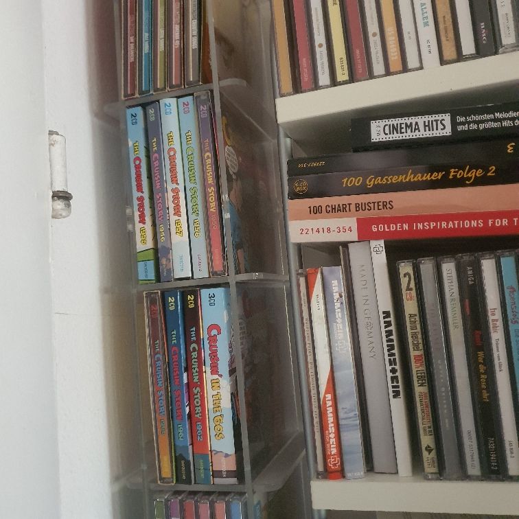 Kundenfoto: CD-Regal-Modul in eine bestehende Regalnische integriert