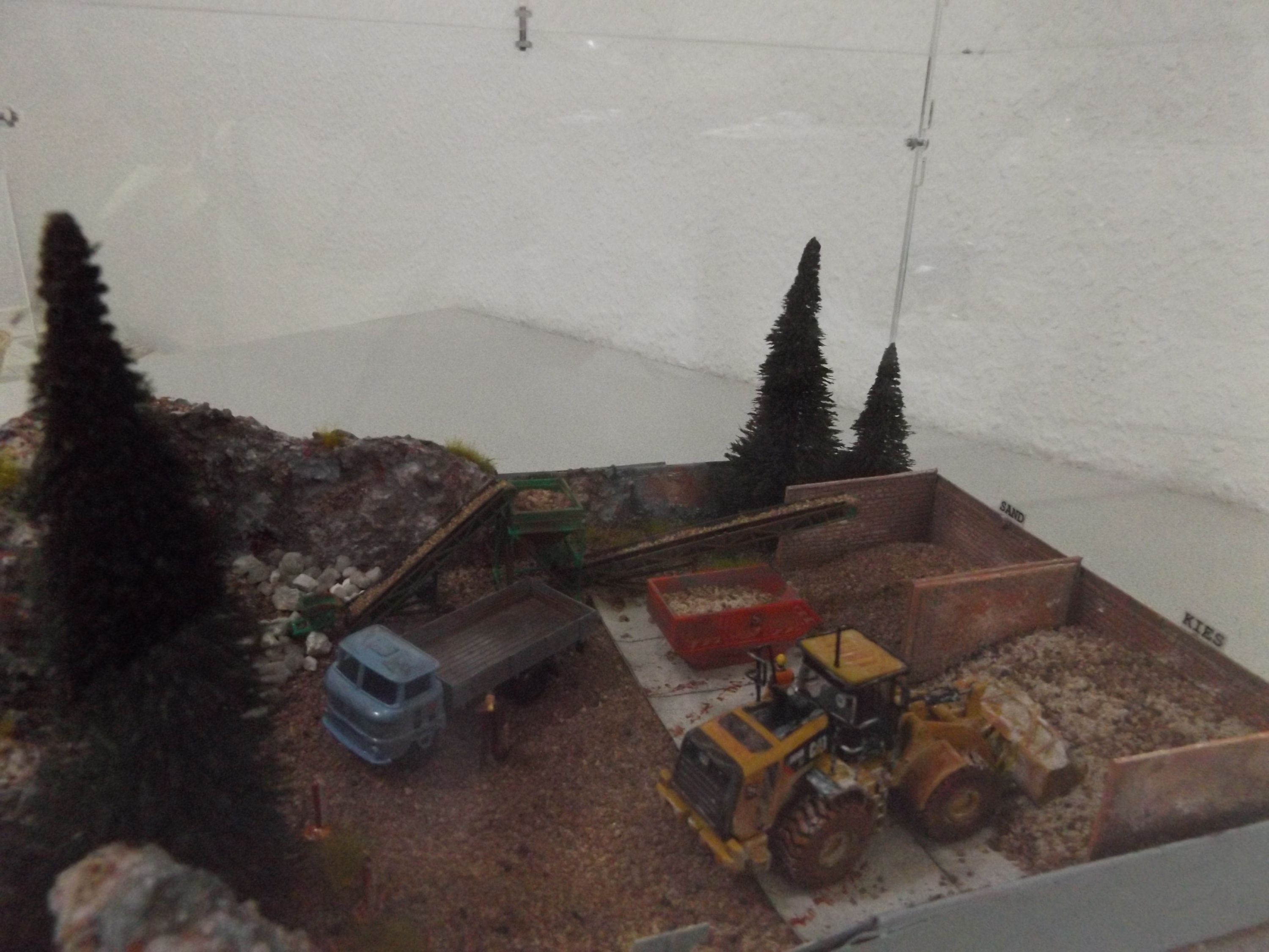Kundenfoto: Steinbruch-Diorama mit Landschaftsgestaltung unter einer sora-Acrylhaube