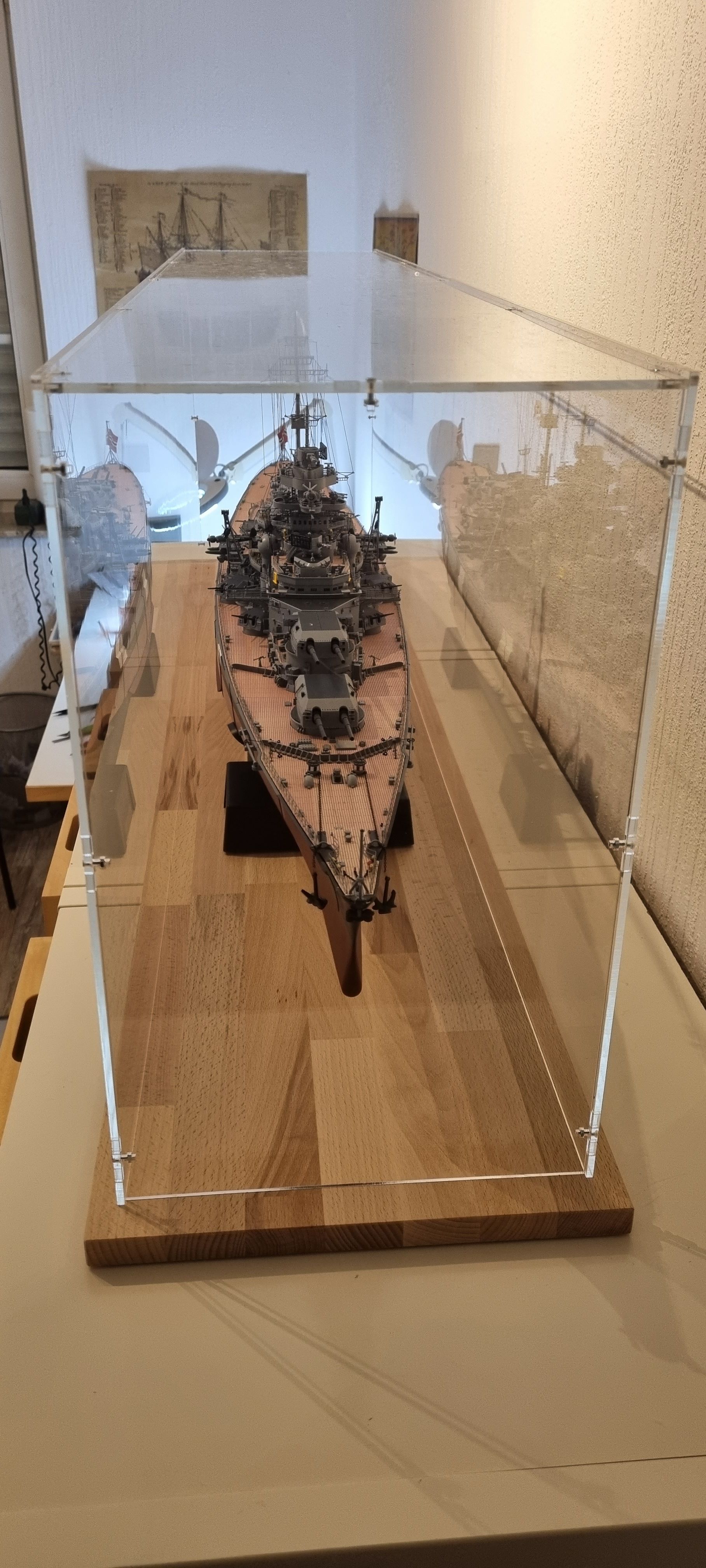 Kundenfoto: Kriegsschiffmodell Bismarck unter einer sora-Acrylhaube in Übergröße