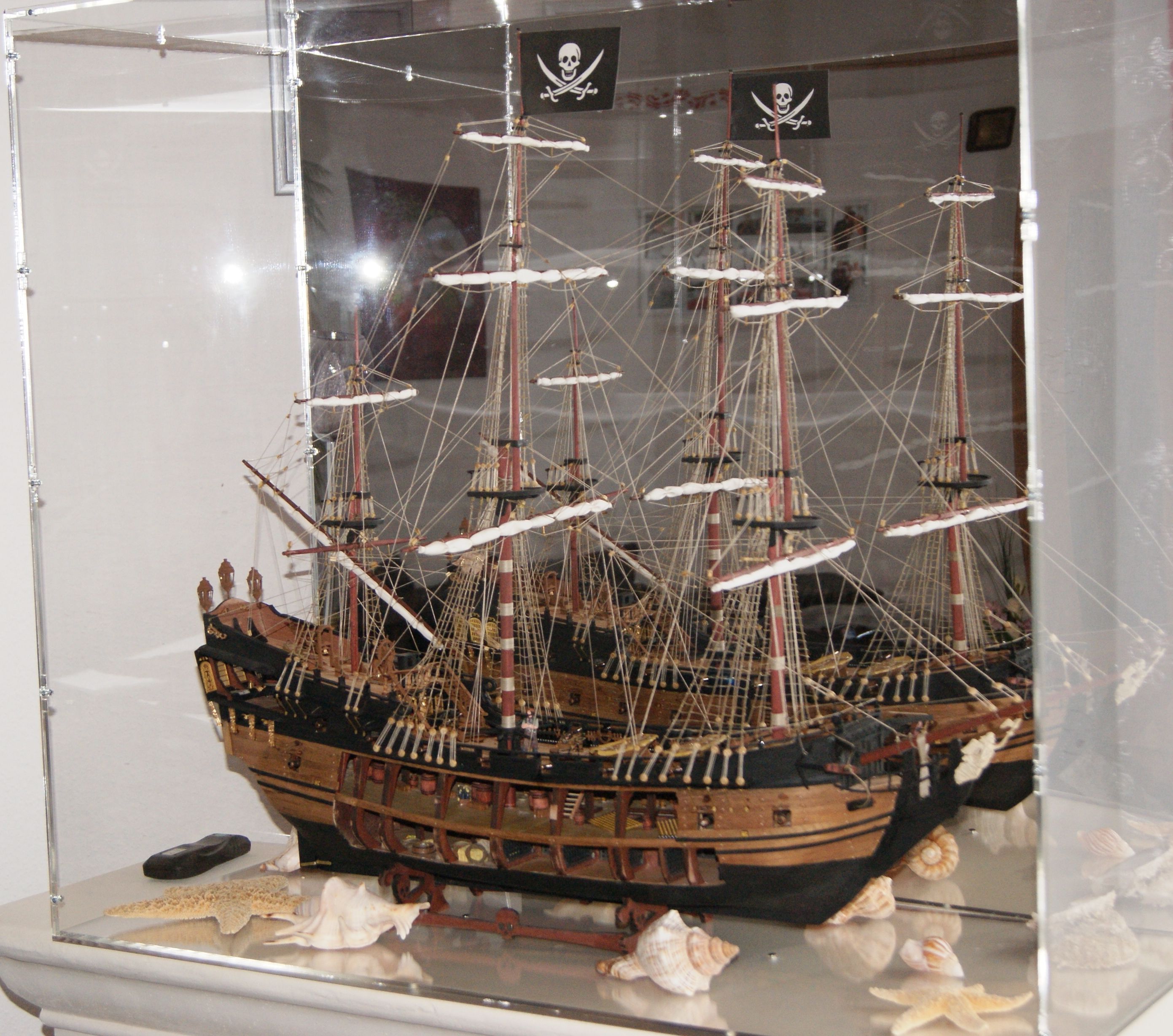 Kundenfoto: Segelschiffmodell Black Pearl unter einer sora-Acrylhaube in Übergröße
