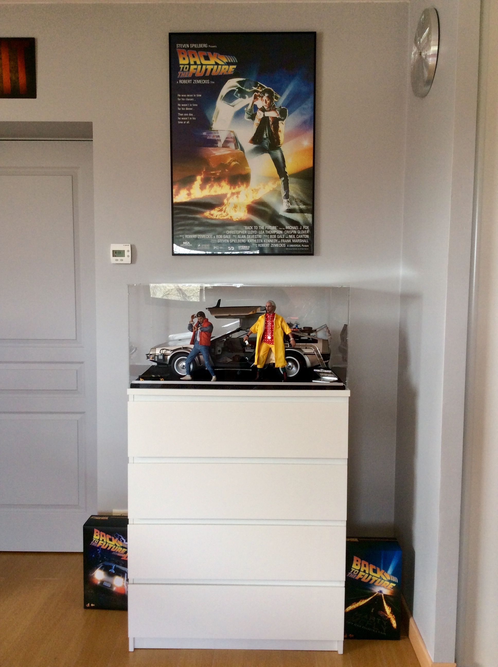 Kundenfoto: DeLorean-DMC-12-Zeitmaschine mit Actionfiguren aus Zurück in die Zukunft unter einer sora-Maßhaube