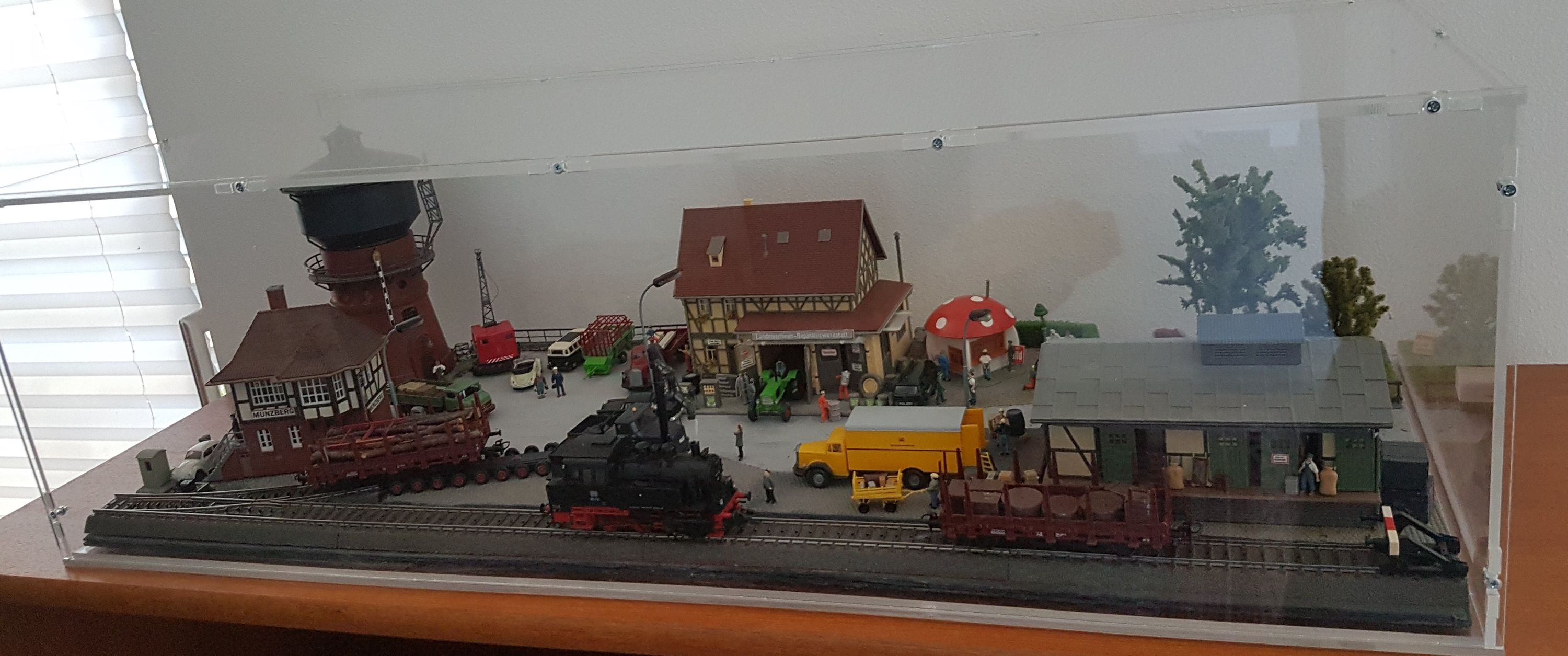 Kundenfoto: H0-Modelleisenbahn-Diorama mit Güterbahnhof-Szene unter einer sora-Acrylhaube in Übergröße