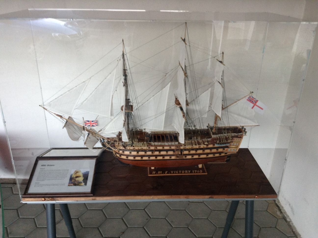 Kundenfoto: historisches Segelschiffmodell HMS Victory unter einer sora-Acrylhaube