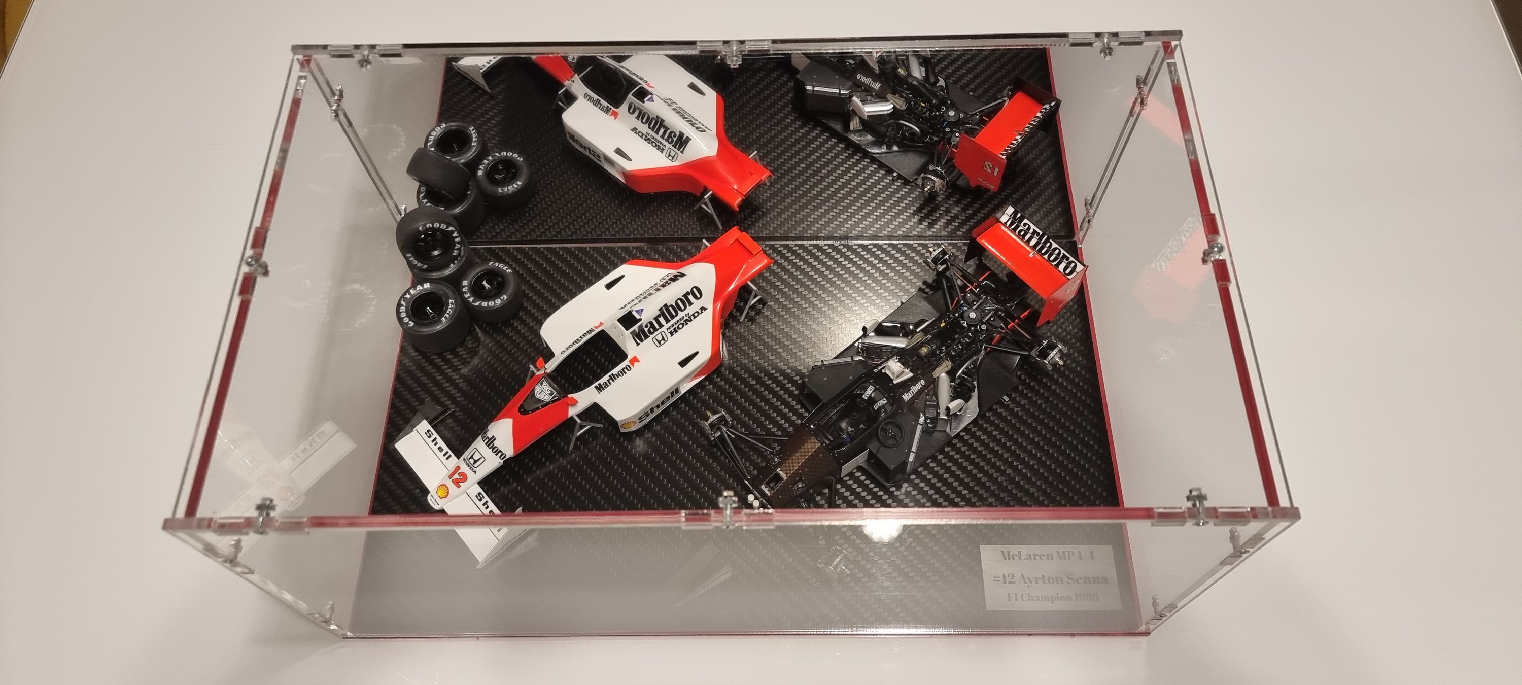 Kundenfoto: McLaren-Formel-1-Modellauto unter einer sora-Maßhaube