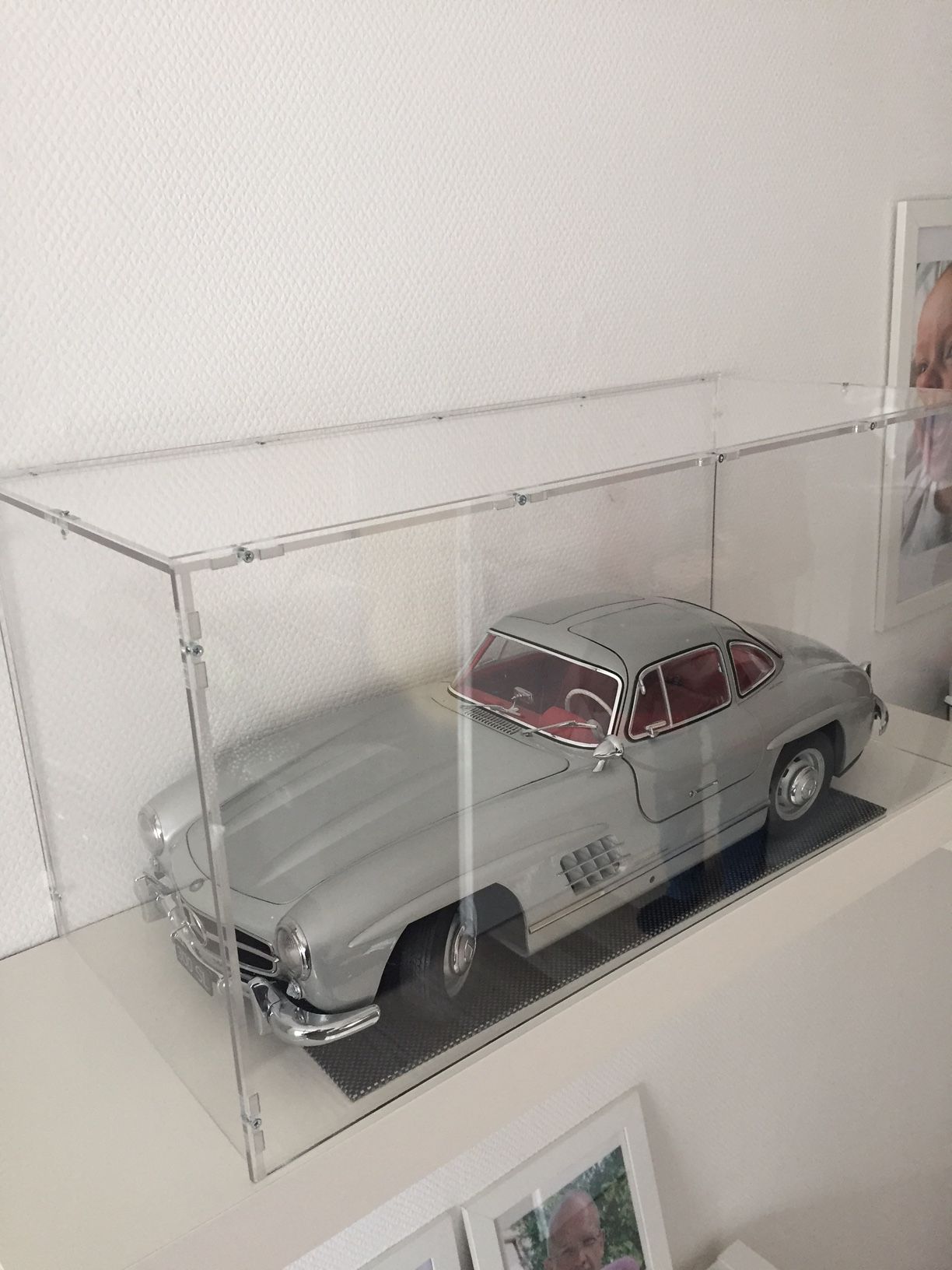 Kundenfoto: Mercedes-300-SL-Gullwing-Modellauto im Maßstab 1:8 unter einer sora-Maßhaube