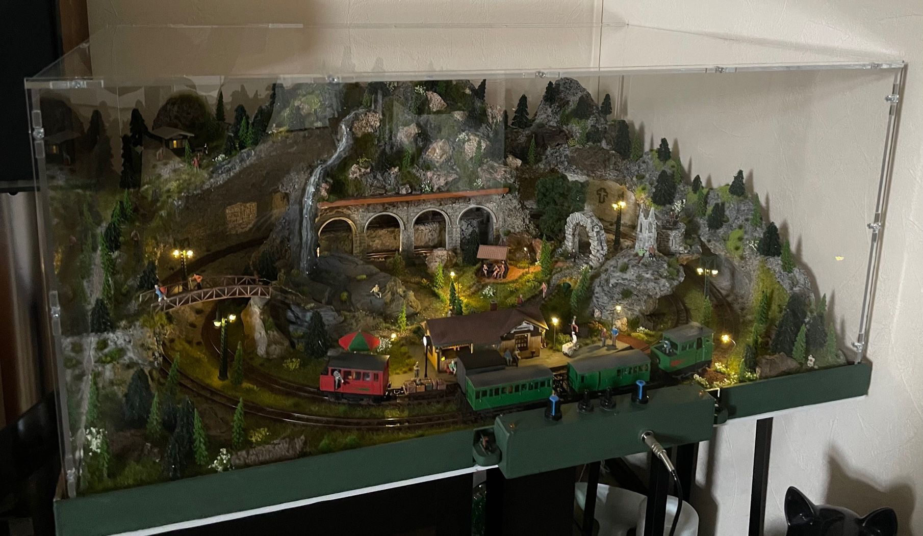 Kundenfoto: beleuchtetes H0e/009-Modelleisenbahn-Diorama mit Gebirge und Brücken unter einer sora-Acrylhaube