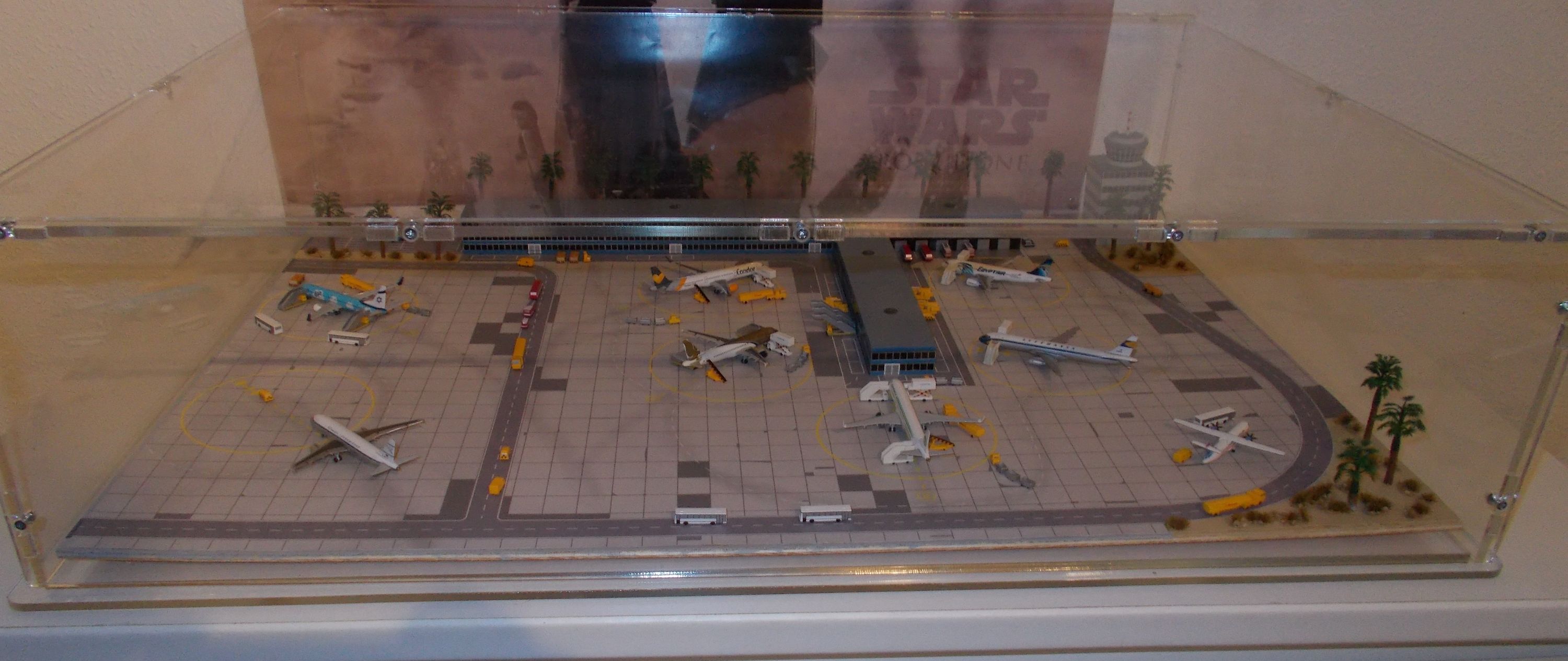 Kundenfoto: Modellflughafen-Diorama mit Miniaturflugzeugen unter einer sora-Acrylhaube