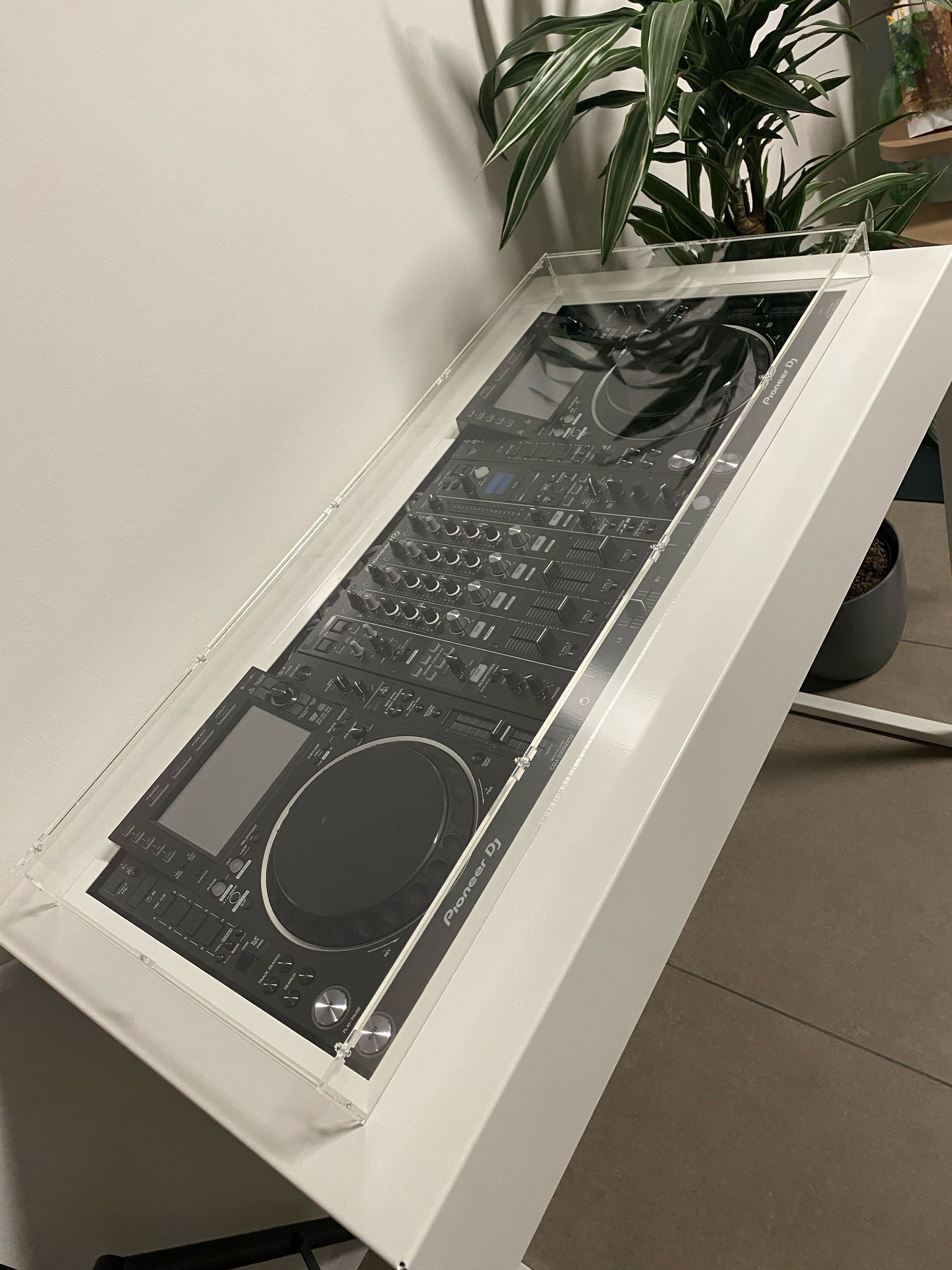 Kundenfoto: Pioneer-DJ-Controller unter einer sora-Maßhaube in Übergröße