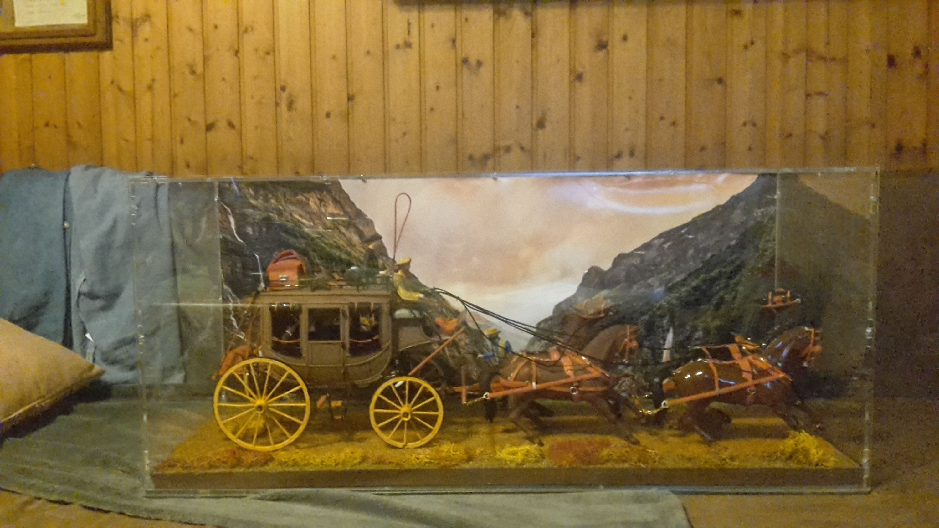 Kundenfoto: historisches Postkutschen-Diorama unter einer sora-Acrylhaube