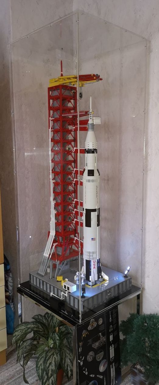 Raumfahrtmodell Saturn V mit Startturm