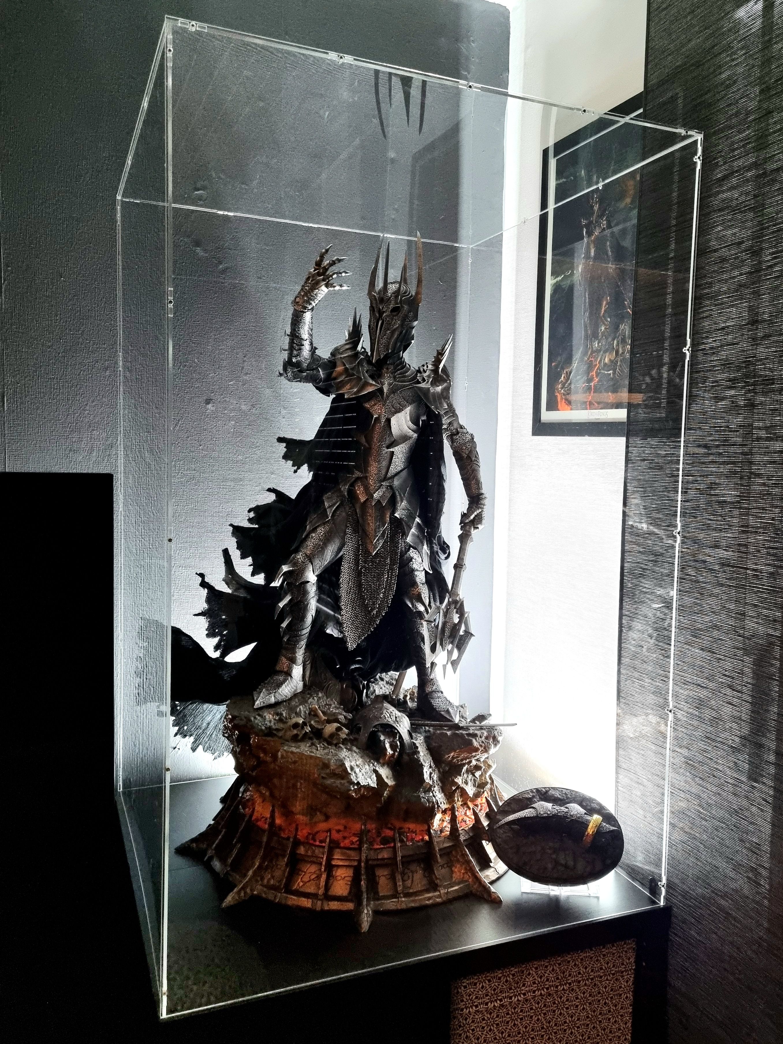 Kundenfoto: große Sauron-Sammlerstatue von Prime 1 Studio unter einer sora-Maßhaube in Übergröße