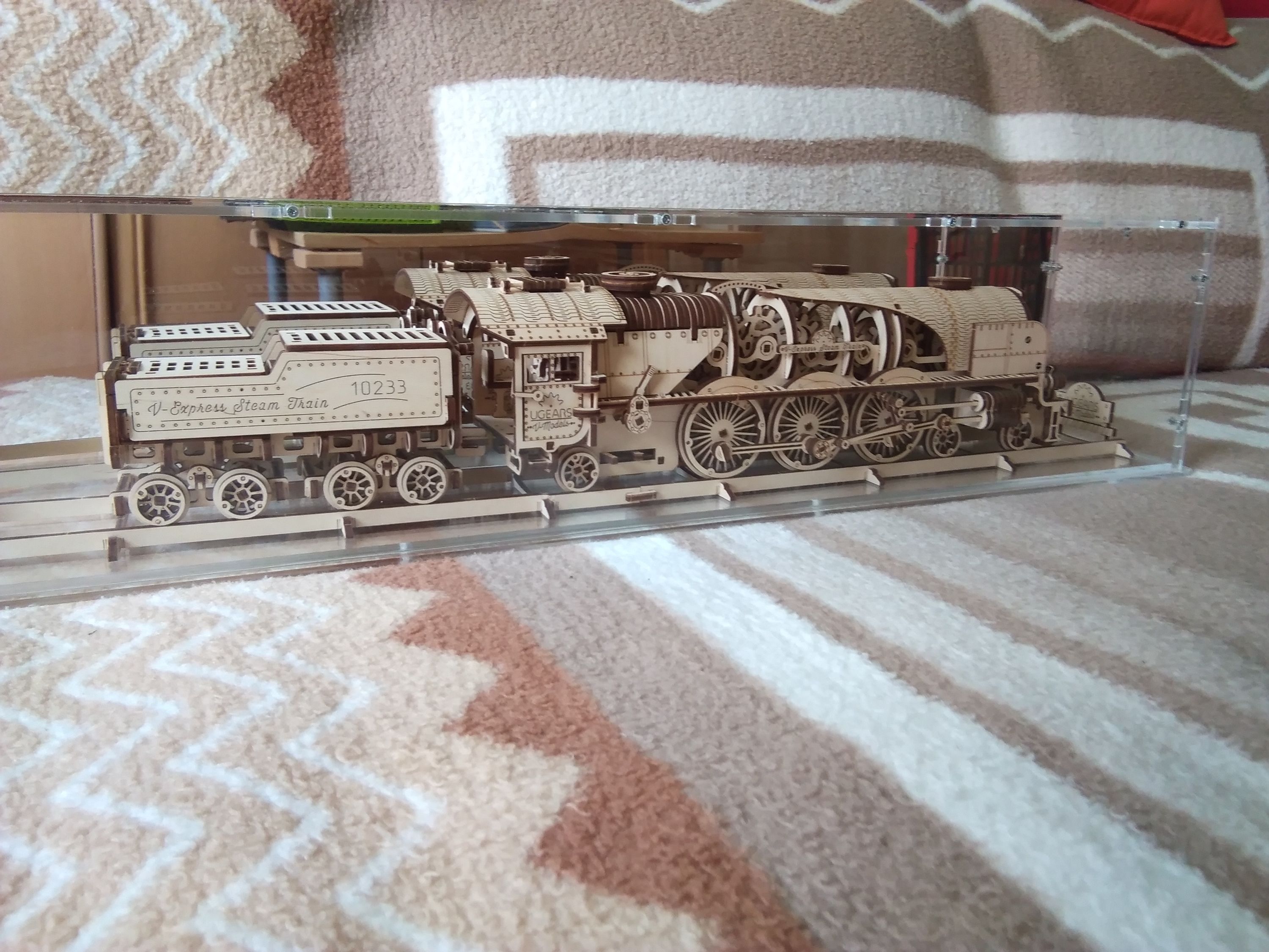 Kundenfoto: mechanisches Holzmodell V-Express Steam Train mit Tender unter einer sora-Maßhaube