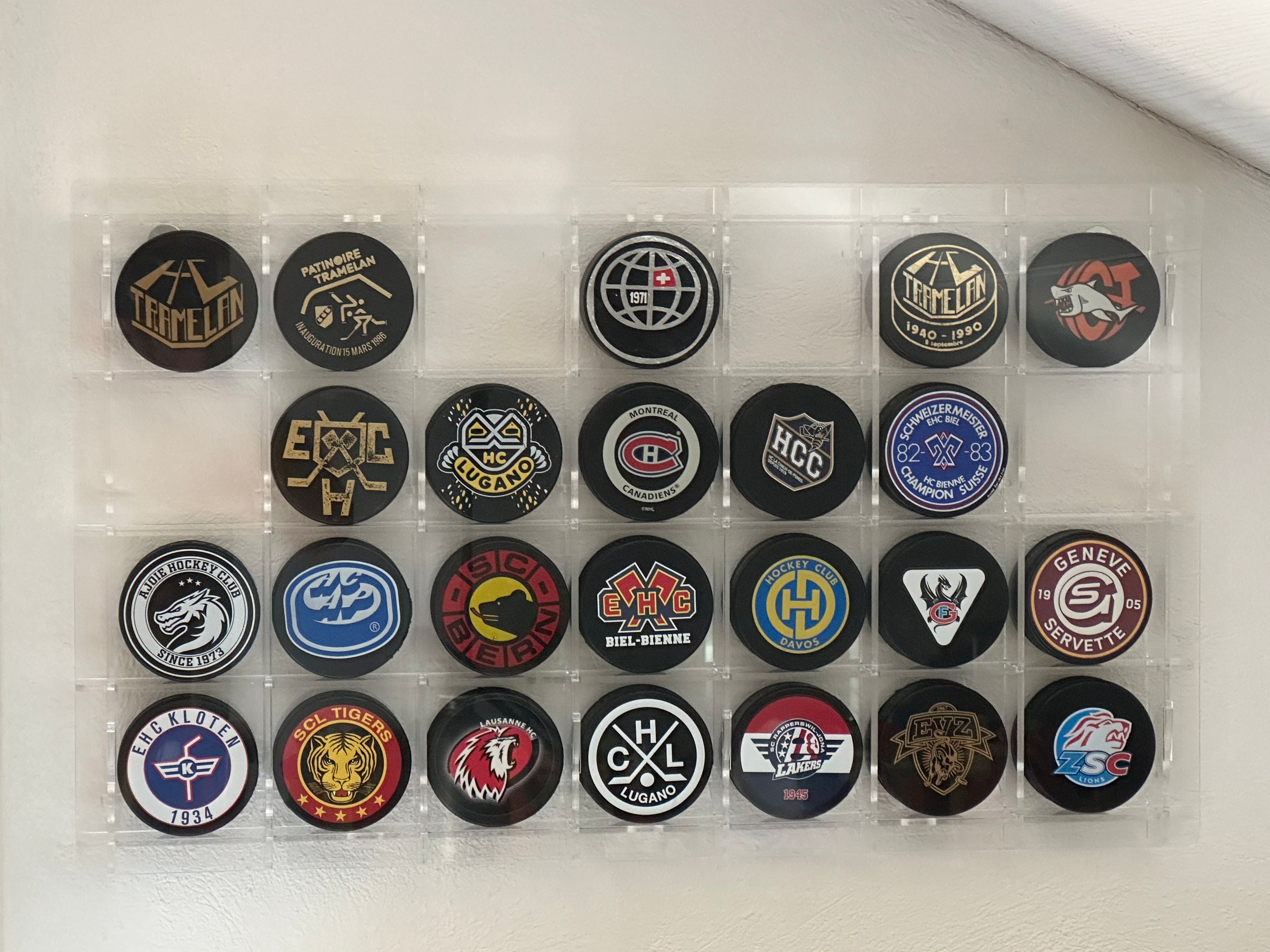 Kundenfoto: Sammlung von Eishockey-Pucks verschiedener Teams in einer sora-Mehrfachvitrine