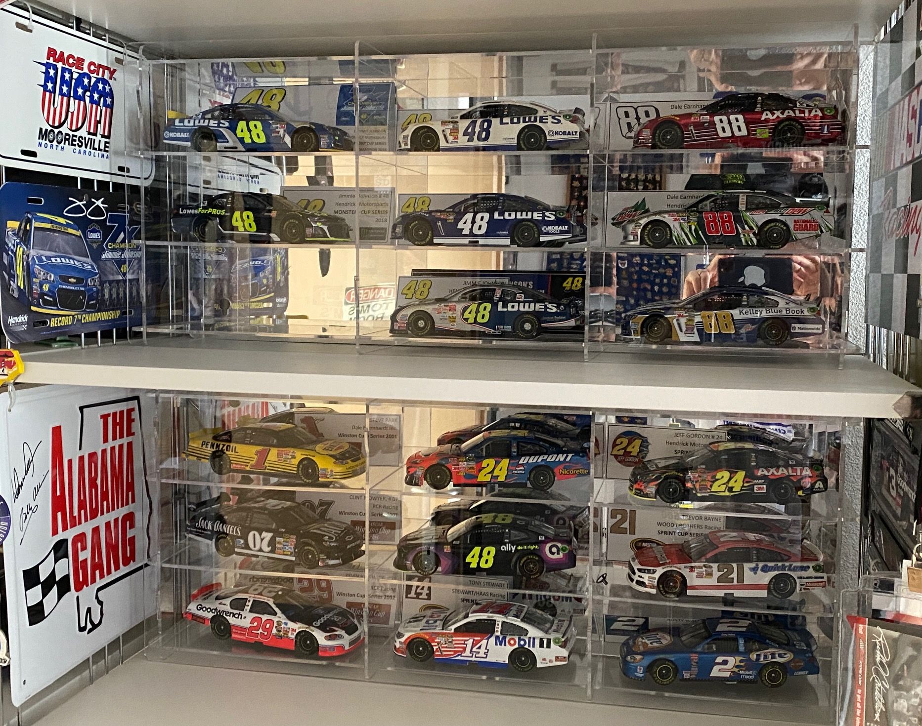 Kundenfoto: NASCAR-Modellautosammlung in einer sora-Mehrfachvitrine mit verspiegelter Rückwand