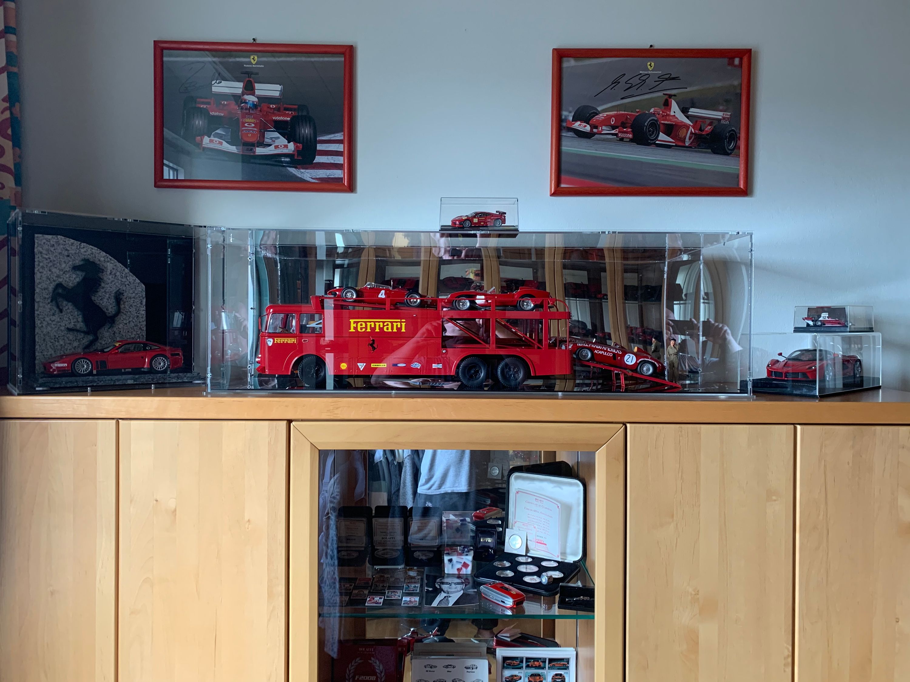 Kundenfoto: Ferrari-Modellautosammlung mit F1-Rennwagen und Transport-LKW in einer sora-Modellautovitrine