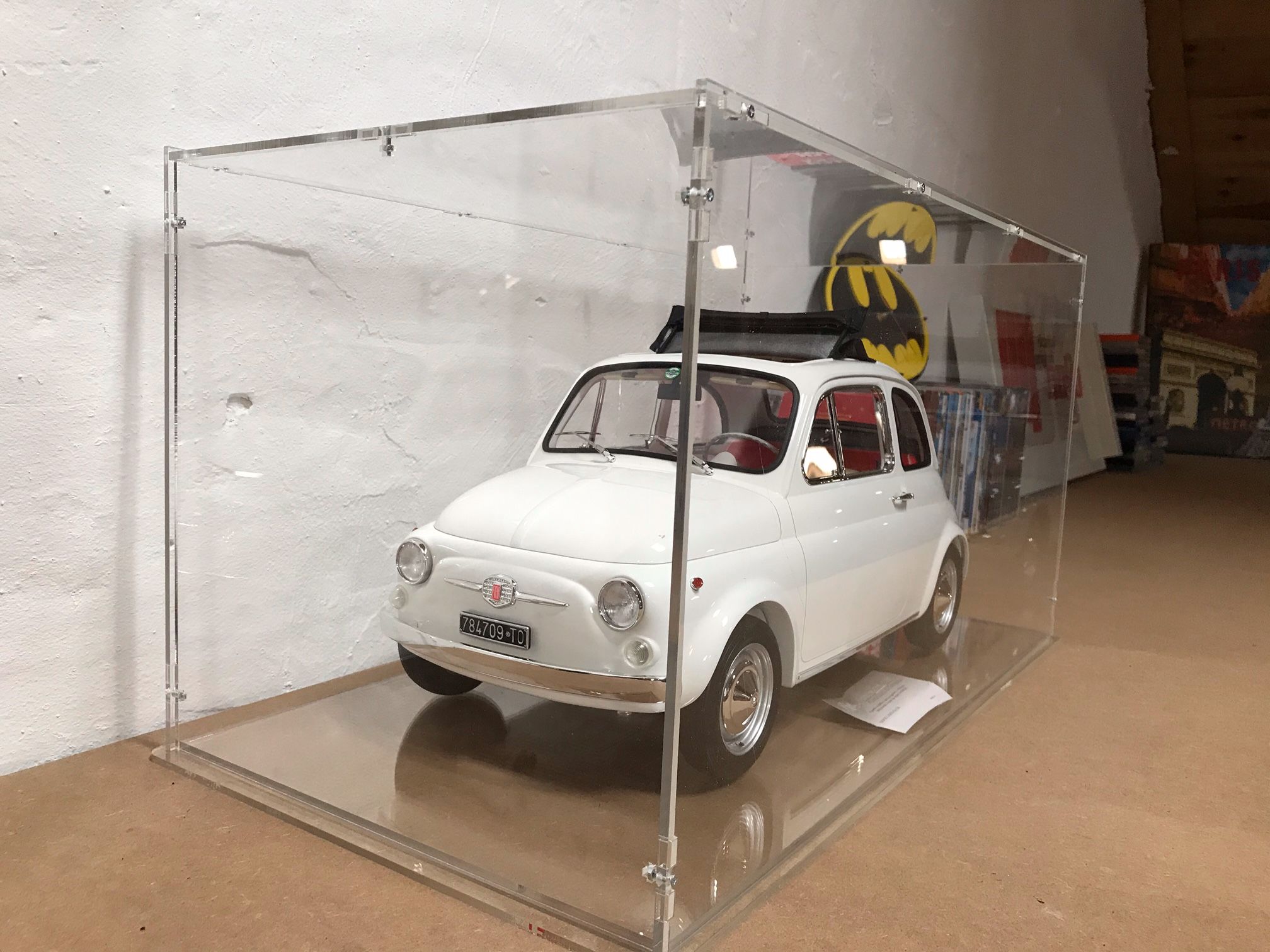 Kundenfoto: Fiat-500-Oldtimer-Modellauto in einer sora-Modellautovitrine