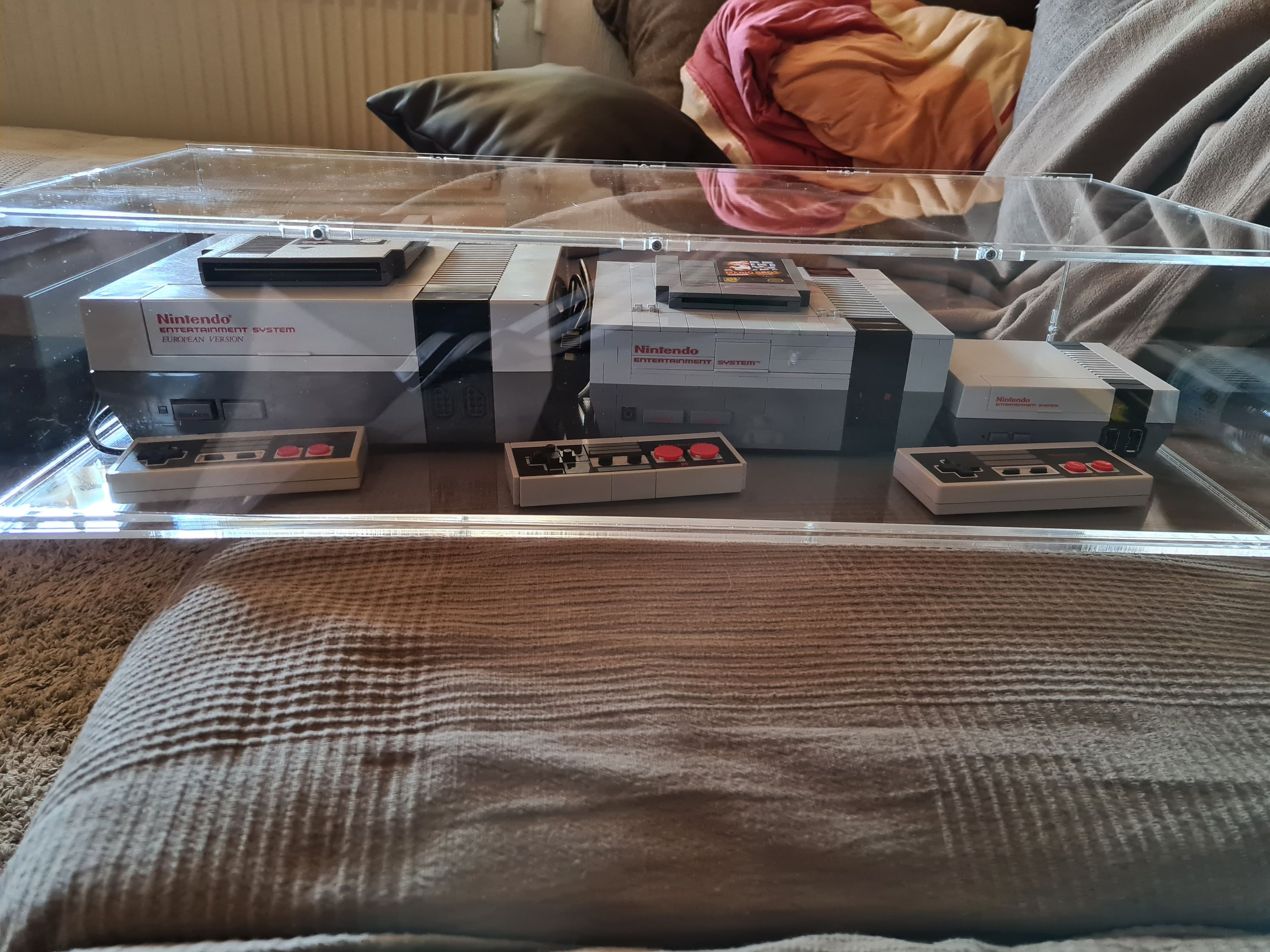 Kundenfoto: Nintendo-NES-Konsolen und Controller unter einer sora-Acrylhaube