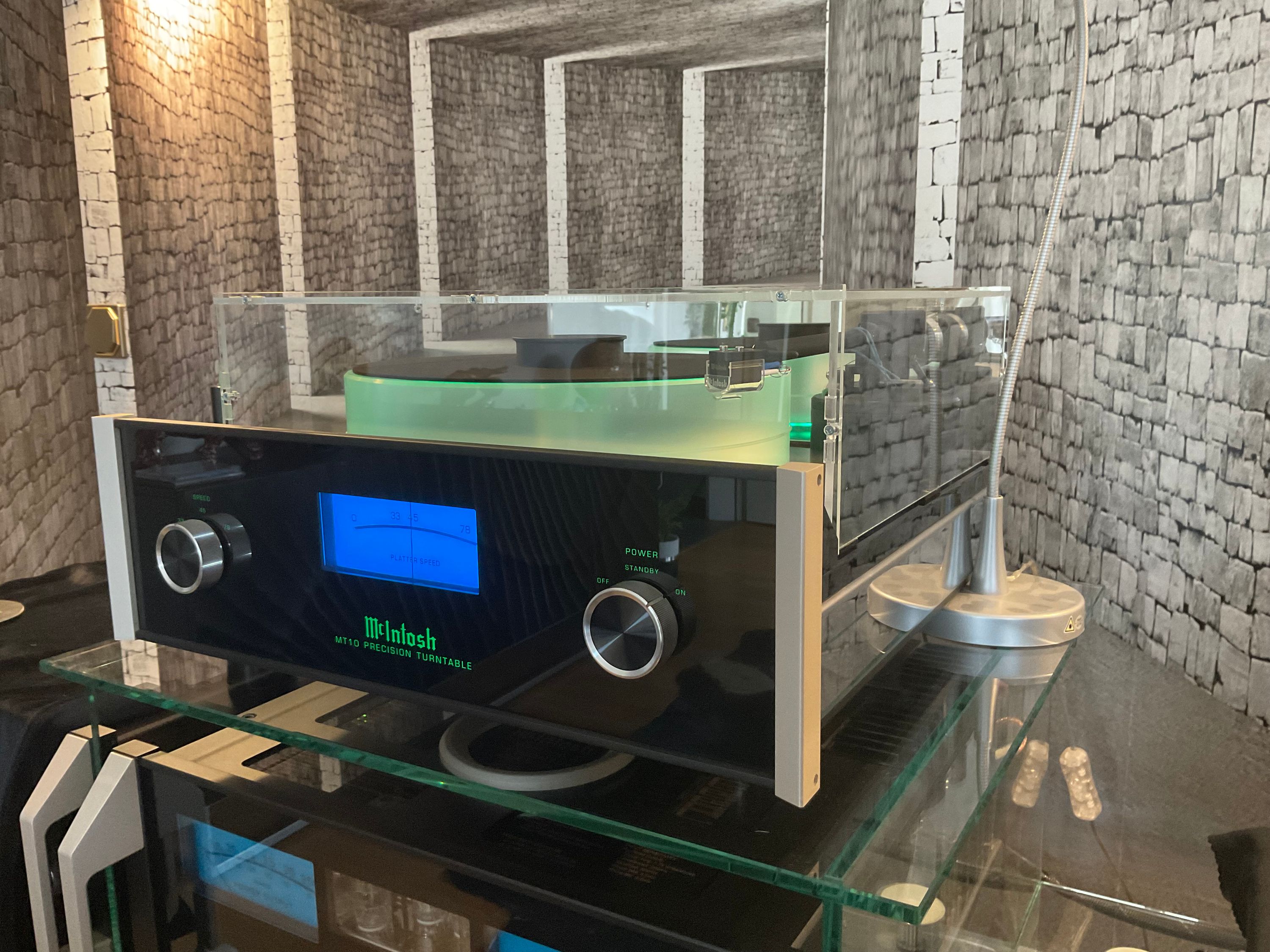 Kundenfoto: High-End-Plattenspieler McIntosh MT10 unter einer sora-Plattenspielerhaube