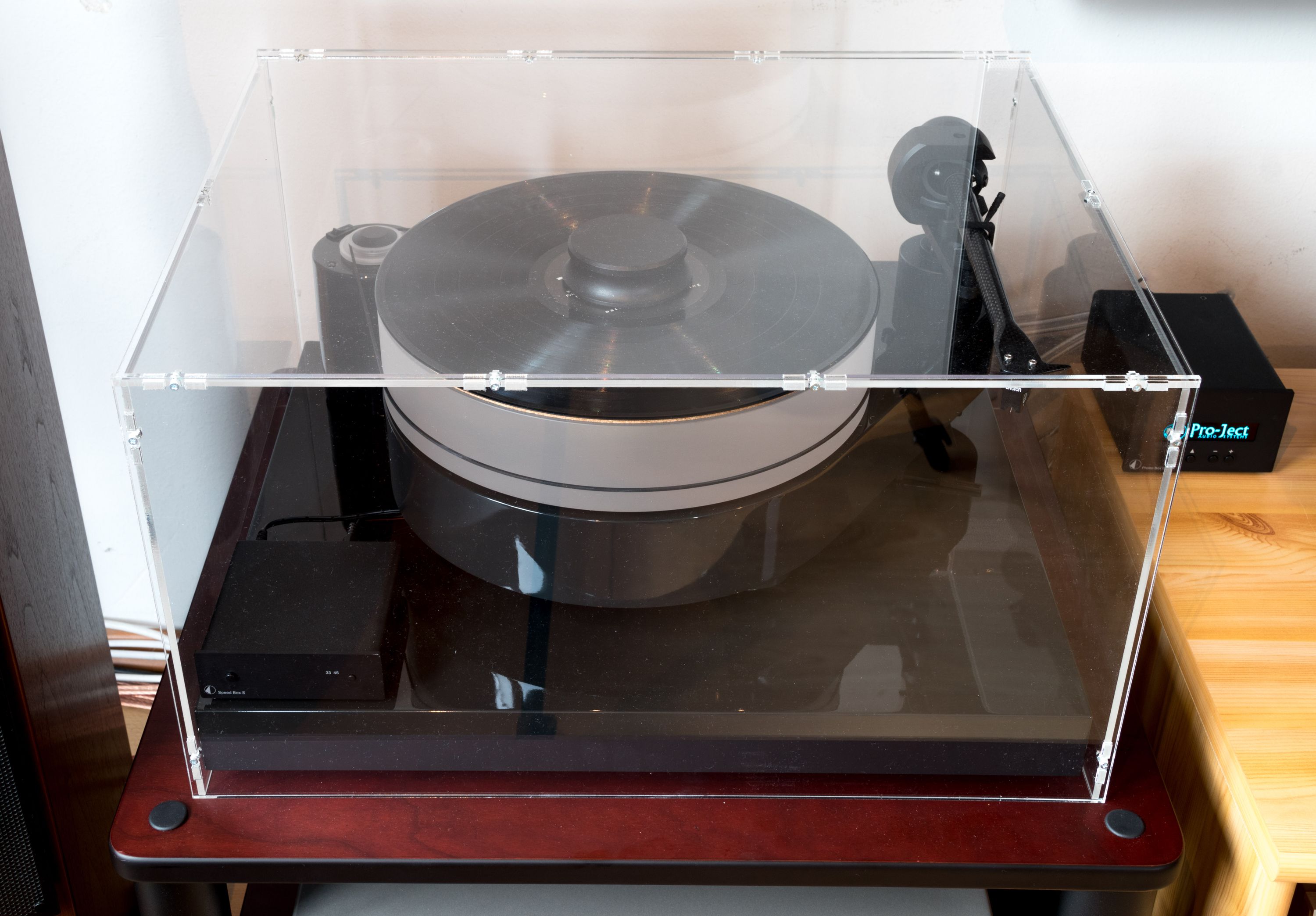 Kundenfoto: Pro-Ject-Plattenspieler mit Tonarm unter einer sora-Plattenspielerhaube