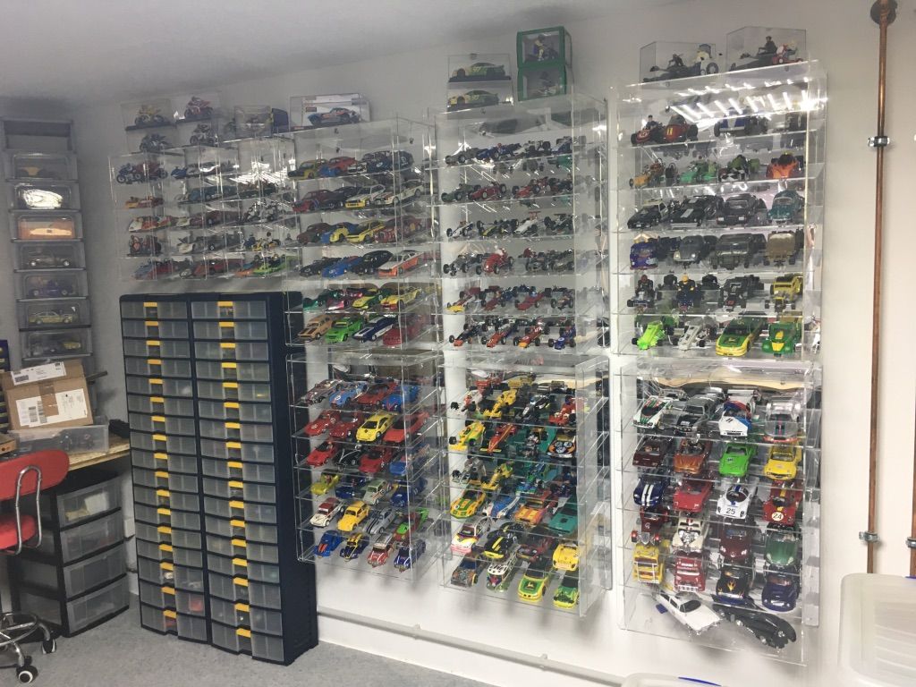 Kundenfoto: umfangreiche Slotcar-Sammlung im Maßstab 1:24 und 1:32 in beleuchteten sora-Acrylvitrinen